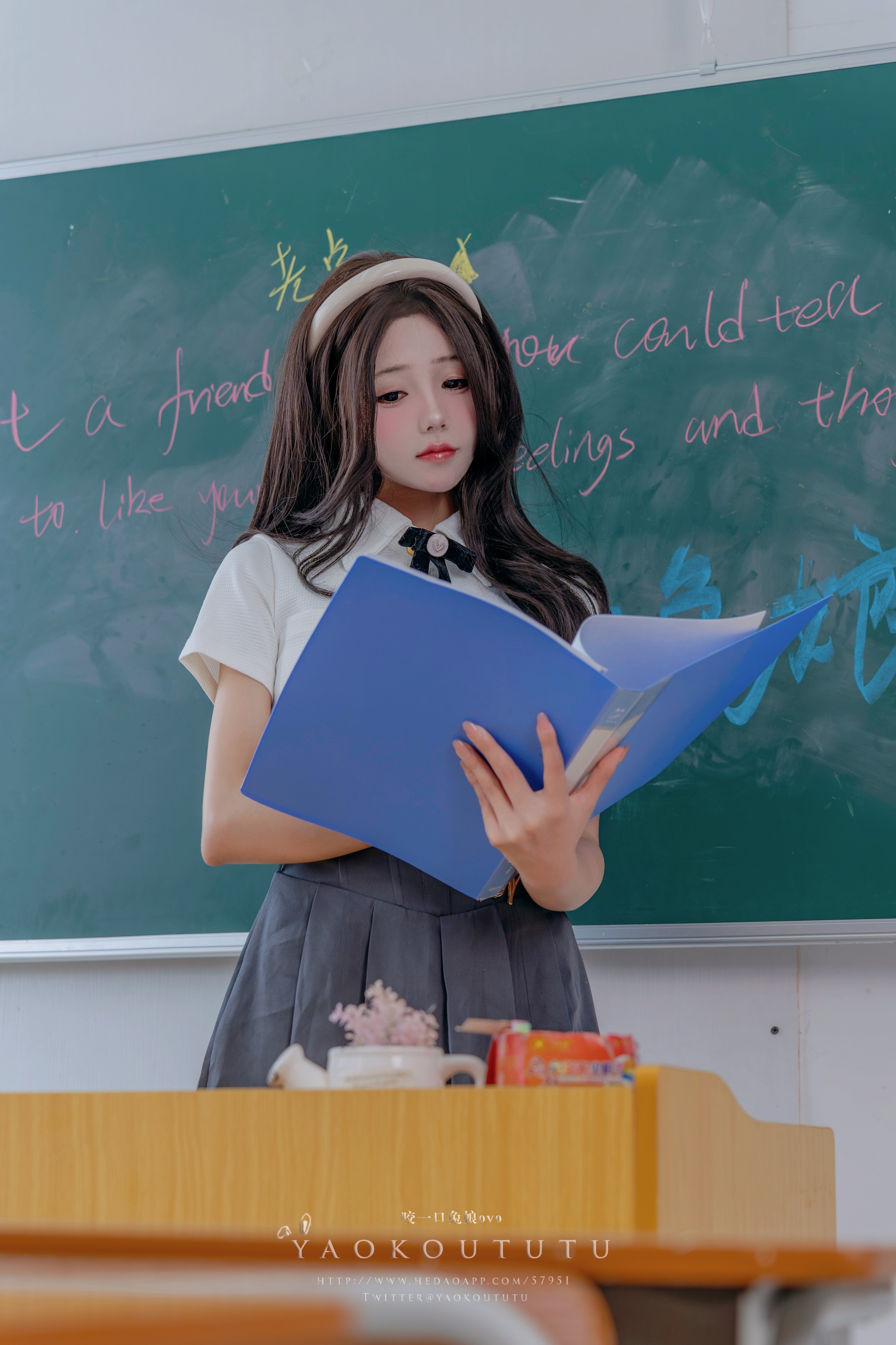 咬一口兔娘 - NO.097 (黏黏团子兔) 实习老师的欢迎仪式Touch it[80P1V]-XikXak